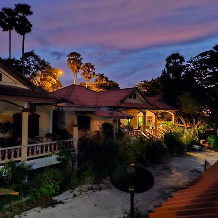 Beachfront Bungalow South Of プーケット エクステリア 写真